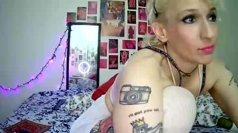 Snapshot of cutefemme chatting on April 21, 2026, 8:31 am Bella online show from April 21, 2026, 8:31 am