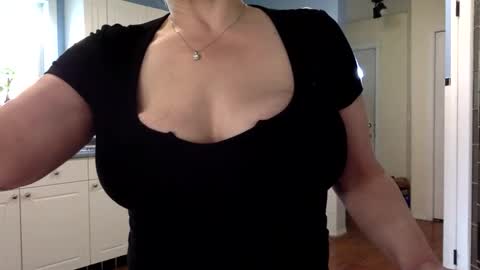 Snapshot of cutenlittle28 chatting on September 22, 2025, 6:10 pm CuteNlil online show from September 22, 2025, 6:10 pm