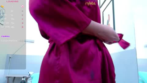 cutepetitee online show from September 25, 2025, 8:45 pm