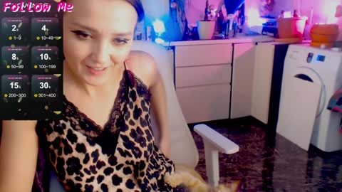 Tracey and Eve purple online show from December 21, 2024, 12:06 pm