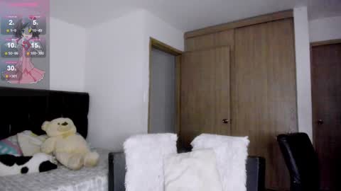 Snapshot of daddysweeeetbody chatting on December 5, 2024, 1:25 am Sophie online show from December 5, 2024, 1:25 am