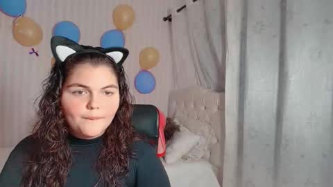 Snapshot of daeneryslove_doll chatting on October 19, 2025, 5:52 am daeneryslove_doll online show from October 19, 2025, 5:52 am