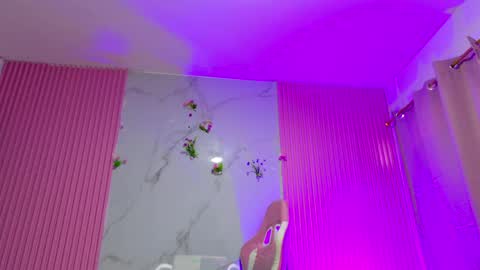 Dafne  online show from May 15, 2026, 9:33 pm