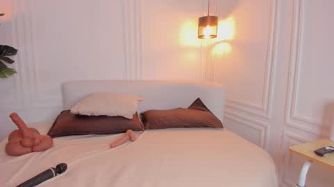 dafne_hillss online show from December 20, 2025, 12:23 pm