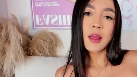 dafne_hillss online show from May 26, 2026, 11:50 am