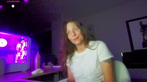 Snapshot of daisy_dove chatting on May 21, 2026, 3:46 am Daisy online show from May 21, 2026, 3:46 am