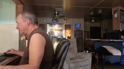 Snapshot of dakit2 chatting on December 21, 2025, 3:19 pm dakit online show from December 21, 2025, 3:19 pm