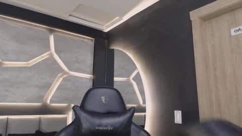 Dakota  online show from December 2, 2025, 11:04 am