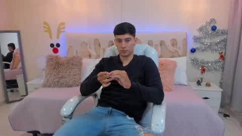 Snapshot of damian23_ chatting on December 17, 2024, 12:33 pm DAMIAN online show from December 17, 2024, 12:33 pm