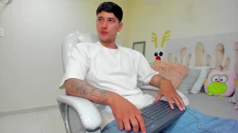 Snapshot of damian23_ chatting on January 2, 2025, 4:02 pm DAMIAN online show from January 2, 2025, 4:02 pm