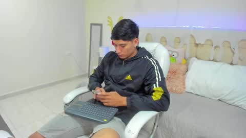 Snapshot of damian23_ chatting on January 7, 2025, 12:20 pm DAMIAN online show from January 7, 2025, 12:20 pm