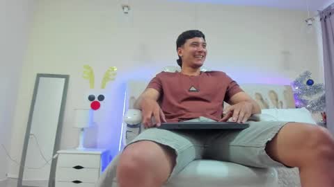 Snapshot of damian23_ chatting on January 7, 2025, 6:24 pm DAMIAN online show from January 7, 2025, 6:24 pm