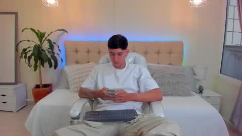 Snapshot of damian23_ chatting on January 15, 2025, 12:25 pm DAMIAN online show from January 15, 2025, 12:25 pm