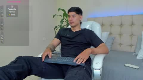 Snapshot of damian23_ chatting on February 4, 2025, 12:33 pm DAMIAN online show from February 4, 2025, 12:33 pm