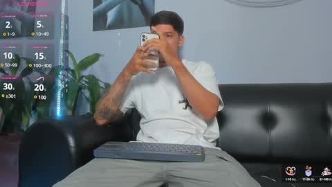 Snapshot of damian23_ chatting on February 8, 2025, 3:19 am DAMIAN online show from February 8, 2025, 3:19 am