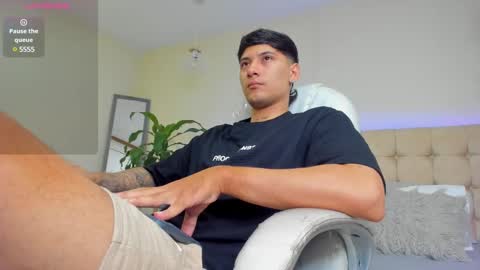 Snapshot of damian23_ chatting on February 28, 2025, 12:20 pm DAMIAN online show from February 28, 2025, 12:20 pm