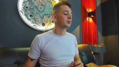 Snapshot of damian__oliver chatting on December 2, 2024, 2:53 am Damian Oliver online show from December 2, 2024, 2:53 am