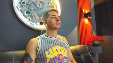 Snapshot of damian__oliver chatting on December 17, 2024, 10:12 am Damian Oliver online show from December 17, 2024, 10:12 am