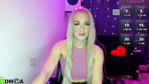 Snapshot of dances_queen chatting on April 28, 2026, 7:02 am dances_queen online show from April 28, 2026, 7:02 am