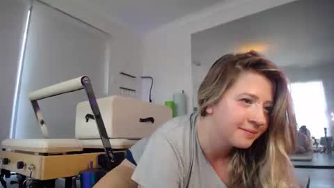 Snapshot of dani_does_pilates chatting on December 22, 2025, 1:24 am Dani Sunshine online show from December 22, 2025, 1:24 am