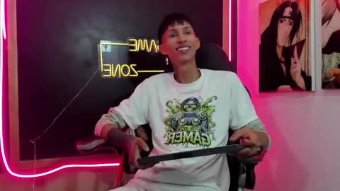 daniel_deluc77 online show from December 18, 2025, 12:22 pm