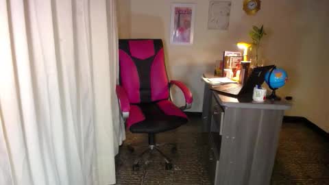 Snapshot of danielle_rose_ chatting on March 9, 2026, 6:34 pm Angie online show from March 9, 2026, 6:34 pm