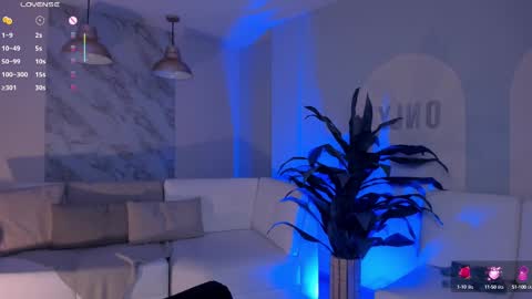 Danna Cruz  online show from February 18, 2025, 10:58 pm