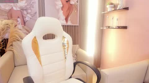 Daphne  online show from November 9, 2025, 2:48 pm