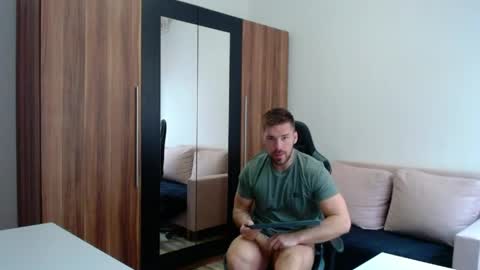 darius_94 online show from May 1, 2026, 5:56 am
