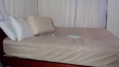 dark_qween online show from April 17, 2026, 3:37 pm