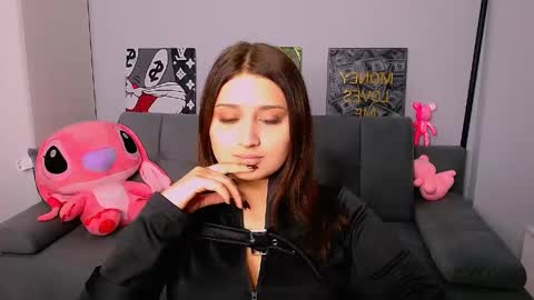 Amelie online show from April 20, 2026, 4:32 pm