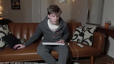 Snapshot of deeyungguy chatting on February 11, 2025, 12:16 pm more content and goodies online show from February 11, 2025, 12:16 pm