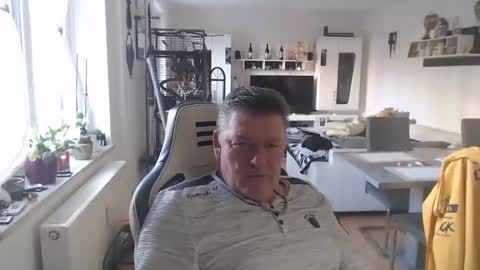 deinprinz2312 online show from February 12, 2025, 8:59 am