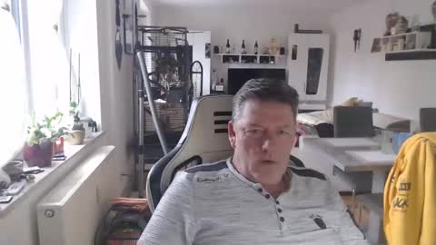 deinprinz2312 online show from February 13, 2025, 12:32 pm