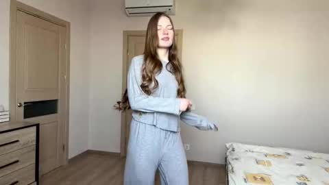 Snapshot of dejameneal chatting on February 17, 2026, 7:16 am Mila online show from February 17, 2026, 7:16 am