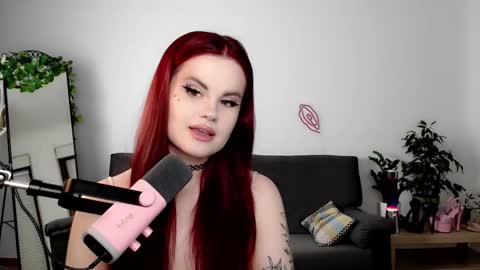 dellacrush_ online show from September 9, 2025, 5:45 pm