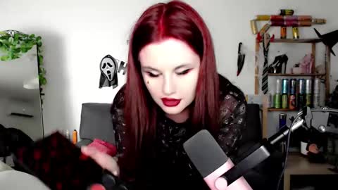 dellacrush_ online show from October 18, 2025, 5:25 pm