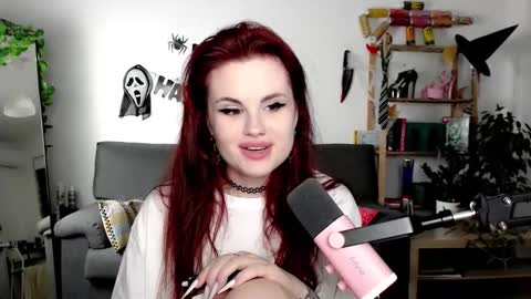 dellacrush_ online show from October 22, 2025, 5:02 pm