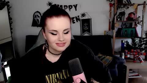 dellacrush_ online show from November 3, 2025, 8:59 am