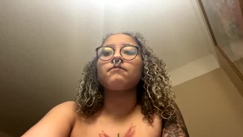 Snapshot of deluxxxeblu chatting on February 1, 2025, 1:12 am TankinBody online show from February 1, 2025, 1:12 am