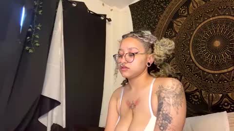 Snapshot of deluxxxeblu chatting on February 7, 2025, 5:07 pm TankinBody online show from February 7, 2025, 5:07 pm