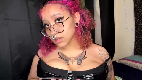 Snapshot of deluxxxeblu chatting on February 27, 2025, 3:47 am TankinBody online show from February 27, 2025, 3:47 am