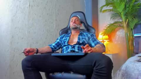 dennis_cox_ online show from February 17, 2025, 2:26 pm