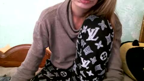 DennisXCarol online show from October 19, 2025, 7:42 am