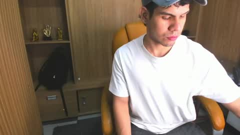 derek_voss online show from April 21, 2026, 11:49 am