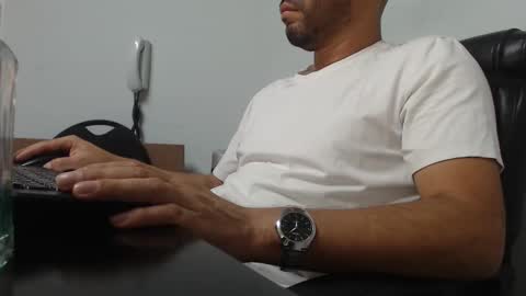 Snapshot of derrik_ chatting on December 6, 2024, 11:11 am online show from December 6, 2024, 11:11 am