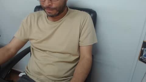 Snapshot of derrik_ chatting on November 9, 2025, 3:32 pm online show from November 9, 2025, 3:32 pm