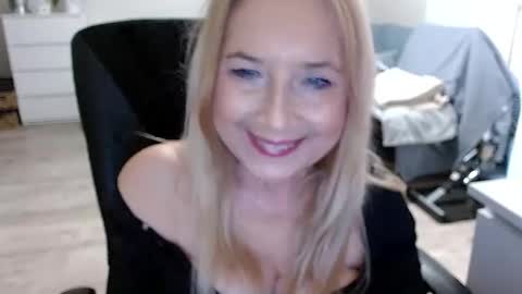 Snapshot of desiresofia chatting on December 10, 2024, 10:49 am S O F I A online show from December 10, 2024, 10:49 am