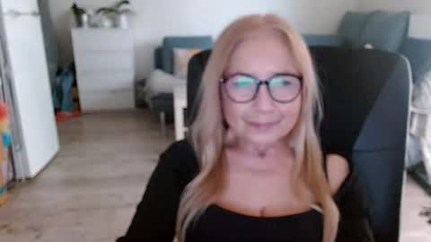 Snapshot of desiresofia chatting on January 2, 2025, 10:58 am S O F I A online show from January 2, 2025, 10:58 am