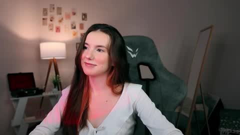 Snapshot of desofia chatting on December 5, 2025, 4:32 am Maya online show from December 5, 2025, 4:32 am